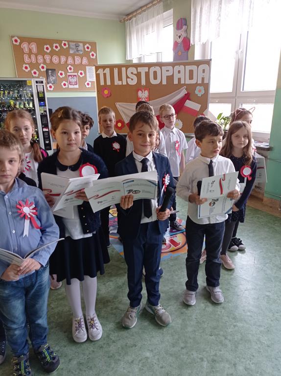 Apel klas młodszych z okazji 104 rocznicy odzyskania przez Polskę Niepodległości