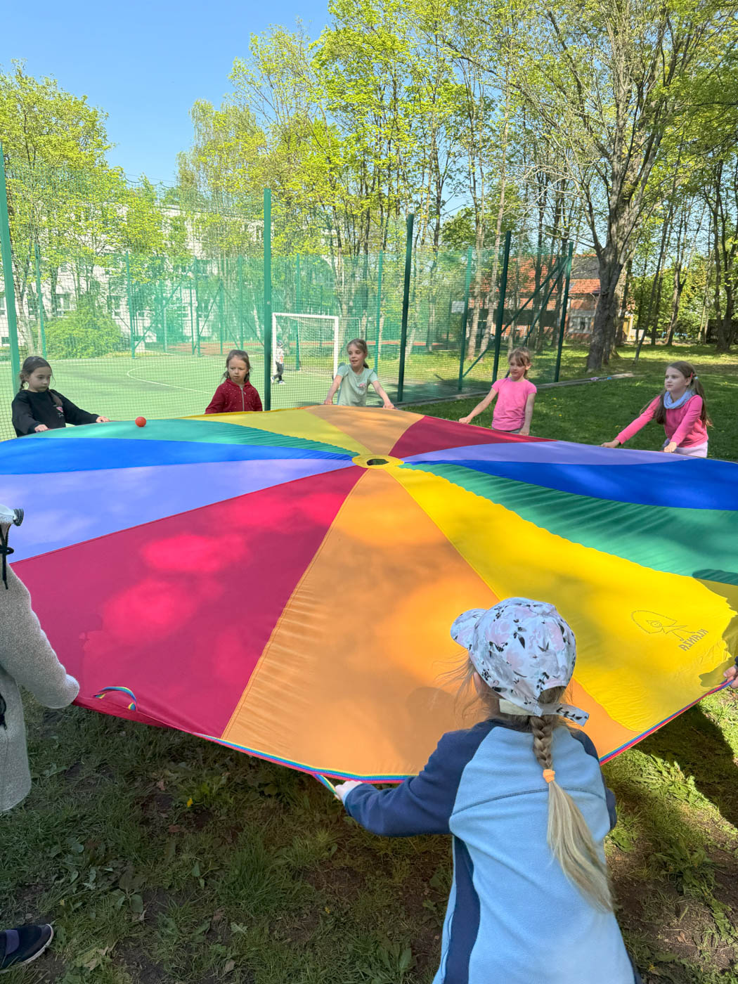 Zabawy z chustą animacyjną w świetlicy