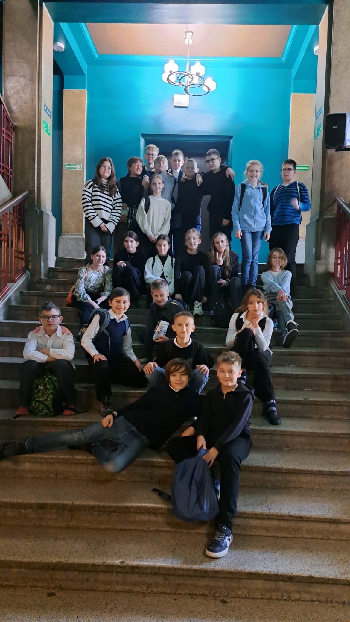 Wyjście klasy 5b na spektakl „Ronja, córka zbójnika”