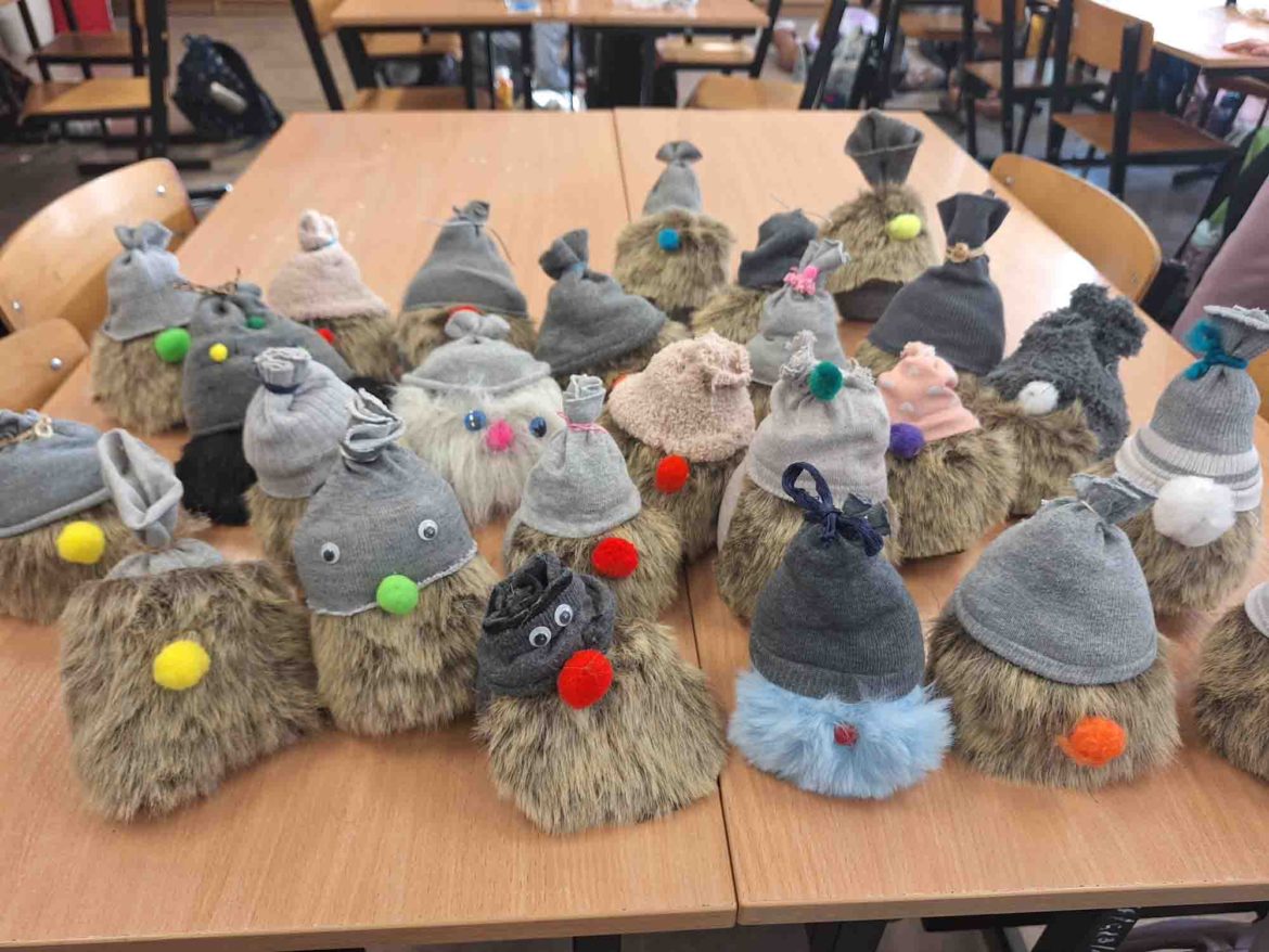 Skrzaty z klasy 3b – pierwsze doświadczenia krawieckie!