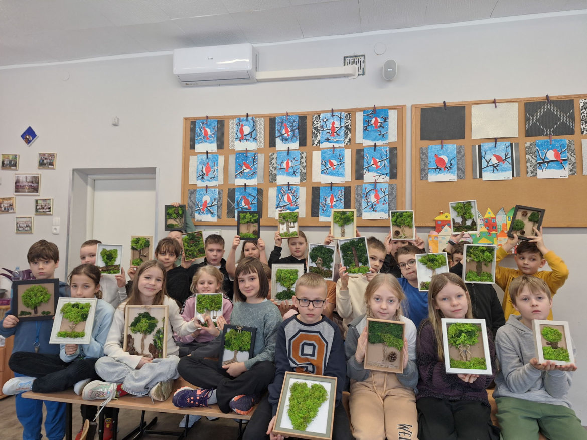 Mech chrobotek w rękach uczniów klasy 3b