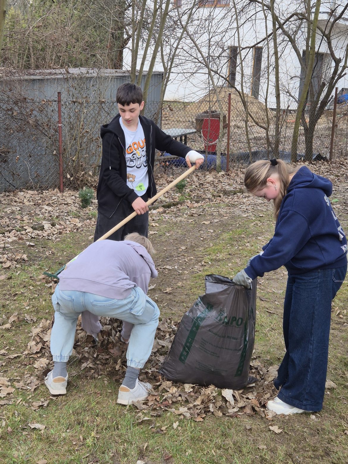 Akcja Szkolnego  Koła Wolontariatu – porządki po zimie w Zielonej Klasie